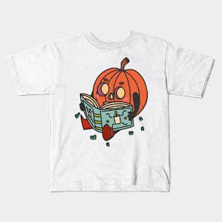 Cute reading halloween pumpkin Kids T-Shirt